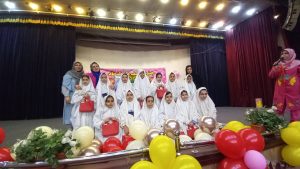 عکس دسته جمعی دانش آموزان در مراسم جشن تکلیف و جشن عبادت