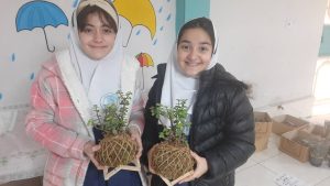 شرکت دانش آموزان در نمایشگاه گل و گیاه در مدرسه