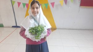 شرکت دانش آموز در نمایشگاه گل و گیاه