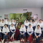 عكس دسته جمعي دانش آموزان در كنار سفره هفت سين مدرسه