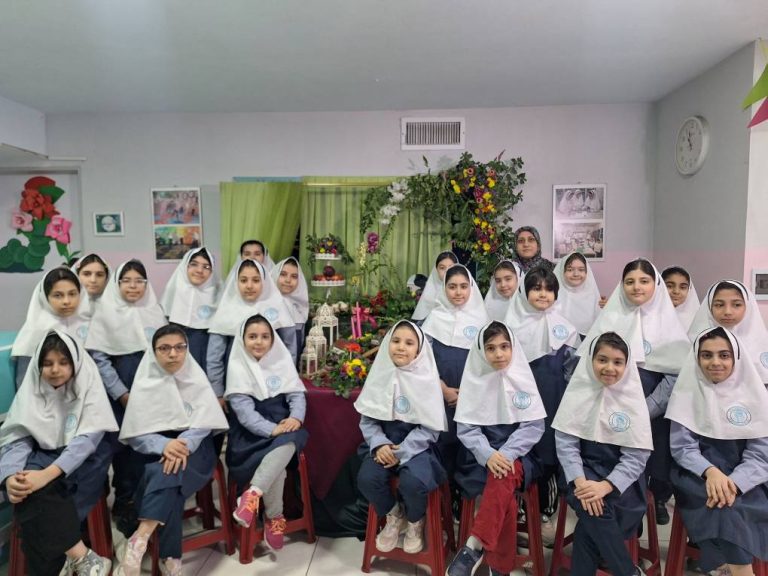 عكس دسته جمعي دانش آموزان در كنار سفره هفت سين مدرسه