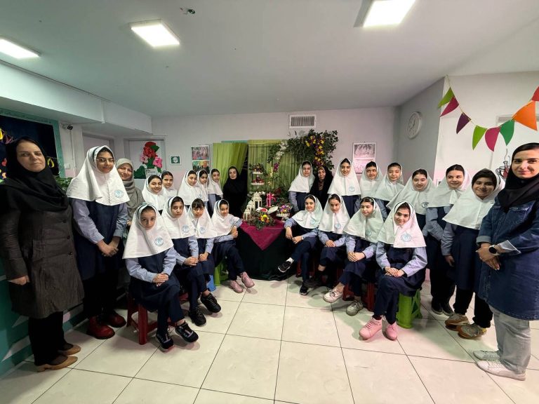 عكس دسته جمعي دانش آموزان در كنار سفره هفت سين مدرسه