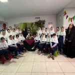 عكس دسته جمعي دانش آموزان در كنار سفره هفت سين مدرسه
