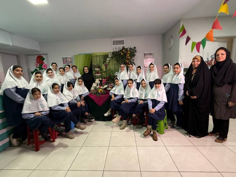عكس دسته جمعي دانش آموزان در كنار سفره هفت سين مدرسه