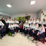 عكس دسته جمعي دانش آموزان در كنار سفره هفت سين مدرسه