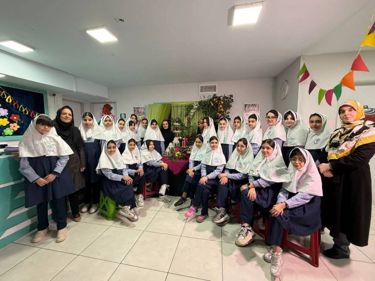 عكس دسته جمعي دانش آموزان در كنار سفره هفت سين مدرسه