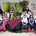 عكس دسته جمعي دانش آموزان در كنار سفره هفت سين مدرسه