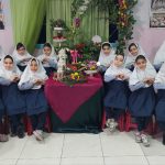 عكس دسته جمعي دانش آموزان در كنار سفره هفت سين مدرسه