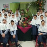 عكس دسته جمعي دانش آموزان در كنار سفره هفت سين مدرسه