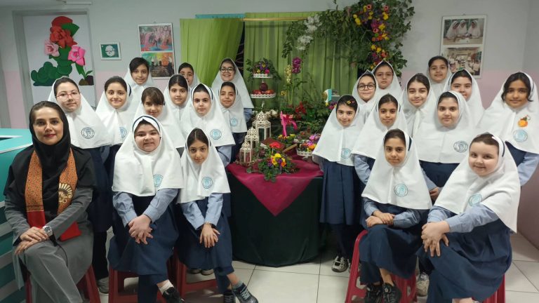 عكس دسته جمعي دانش آموزان در كنار سفره هفت سين مدرسه